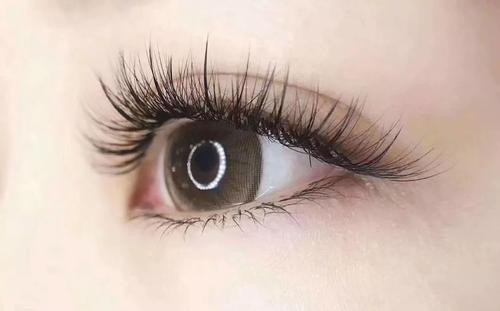 做睫毛种植术前后需要注意那些问题，应该怎么避免